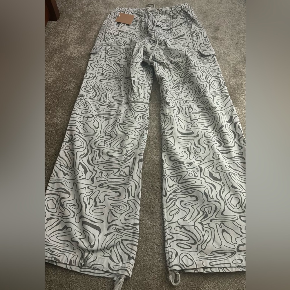 Super cute patterned cargo pants, pants tie at the bottom&at the waist, new!!